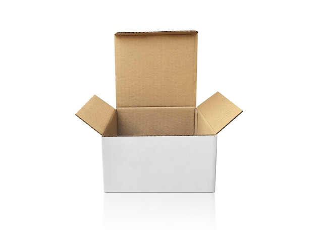 Cajas de embalaje en blanco maqueta abierta aislado sobre fondo blanco.