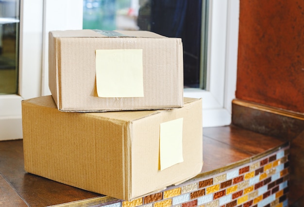 Cajas de entrega en la puerta cerca de la puerta de su casa. Entrega de comida sin contacto.