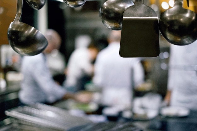 Foto cajas y espátulas colgando de los hombres que trabajan en la cocina