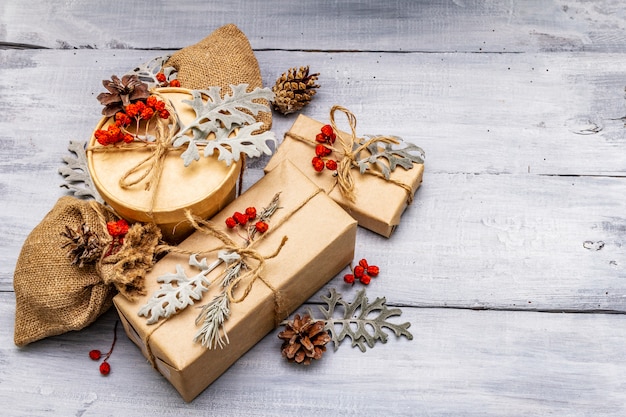 Cajas festivas en papel artesanal y sacos con diferentes decoraciones orgánicas.