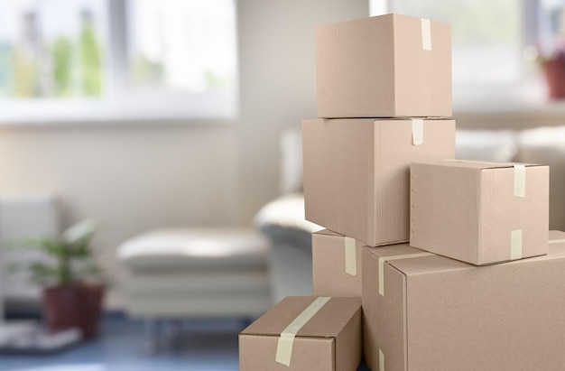 Cajas en habitación vacía