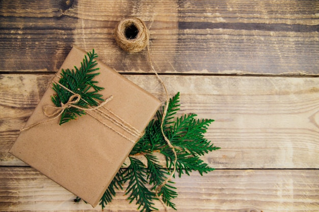 Cajas llenas de papel kraft y cordel natural sobre un fondo de madera. El concepto de Navidad y Año Nuevo.