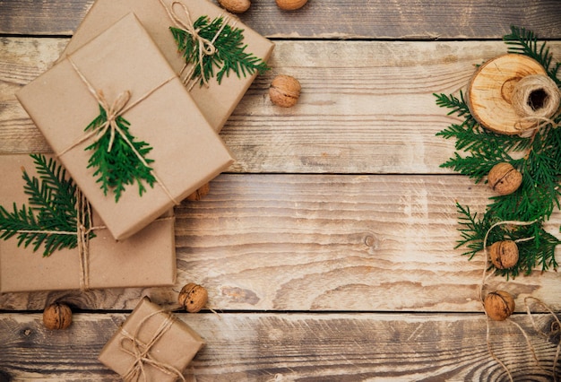 Cajas llenas de papel kraft y cordel natural sobre un fondo de madera. Servicio de entrega Material ecológico.