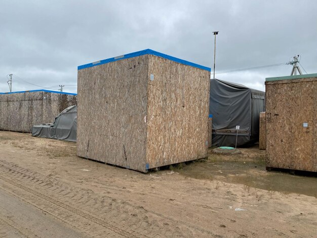 Cajas de madera en el almacén Cajas de madera para embalaje maquinaria industrial