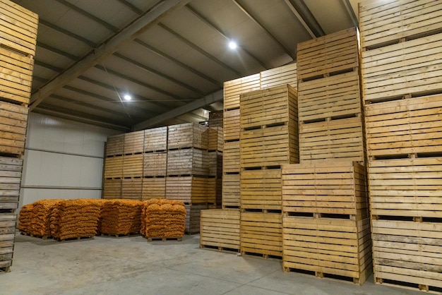 Cajas de madera y patatas envasadas