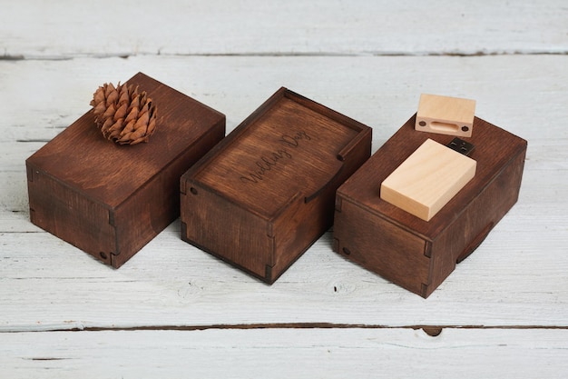 Cajas de madera sobre una mesa de madera