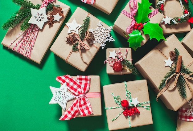 Foto cajas de manualidades navideñas decoradas en estilo vintage y natural, vista superior con espacio de copia