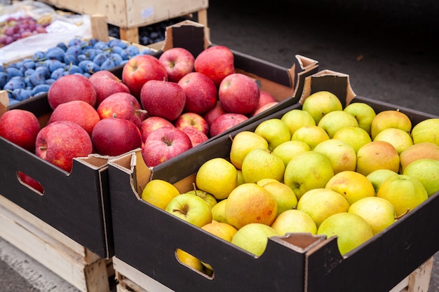 Cajas de manzanas en un mercado de agricultores.