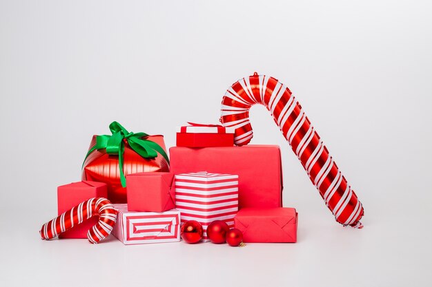 Foto cajas de navidad de regalo rojo sobre un fondo blanco.