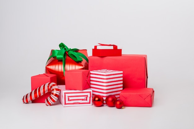 Foto cajas de navidad de regalo rojo sobre un fondo blanco.