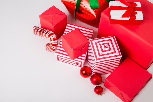 Cajas de Navidad de regalo rojo sobre un fondo blanco.