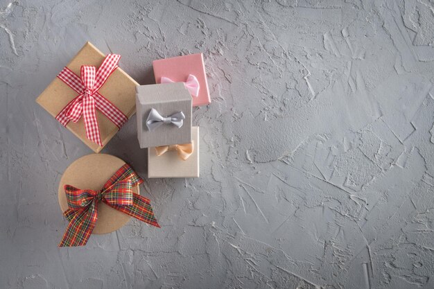 Cajas de Navidad con regalos sobre fondo gris con espacio de copia