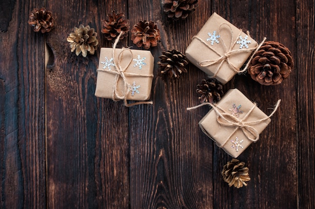 cajas de navidad sobre un fondo de madera