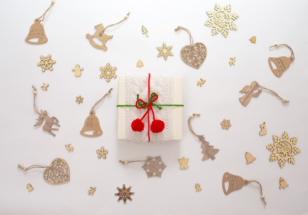 Cajas navideñas decoradas con cintas de punto. juguetes de madera para la vista superior del árbol de Navidad.