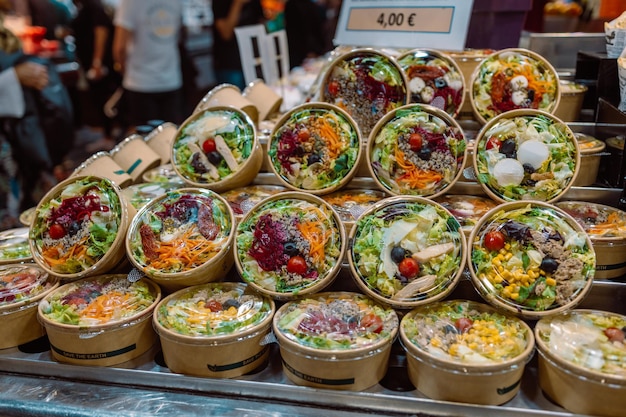 Cajas de papel redondas con ensaladas de verduras preenvasadas listas para la venta embalaje ecológico