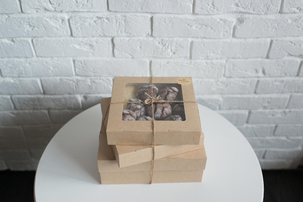 Las cajas de pasteles están sobre una mesa blanca.