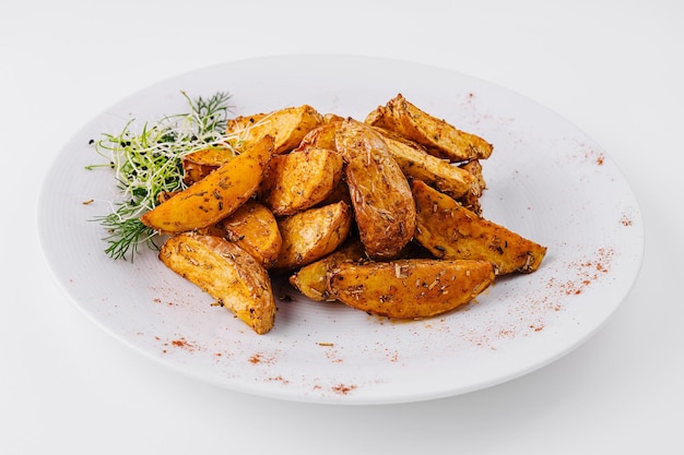 Cajas de patatas asadas picantes en un plato blanco