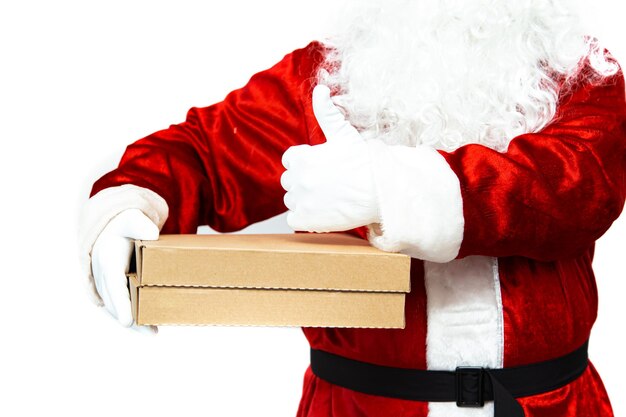 Cajas de pizza en manos de Santa Claus. Entrega de comida rápida de Navidad. Promoción de fin de año. Aislado en blanco.