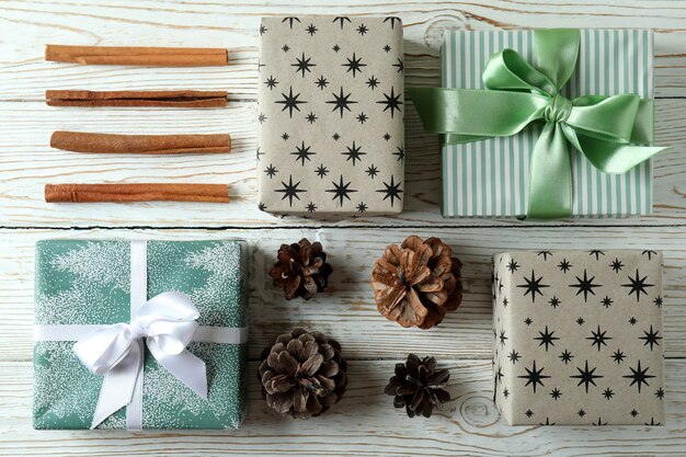 Cajas de regalo y accesorios de Navidad en mesa de madera blanca