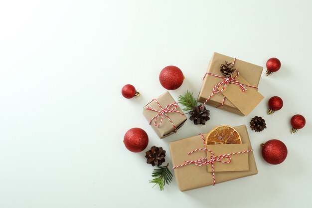 Cajas de regalo y accesorios de Navidad sobre fondo blanco.