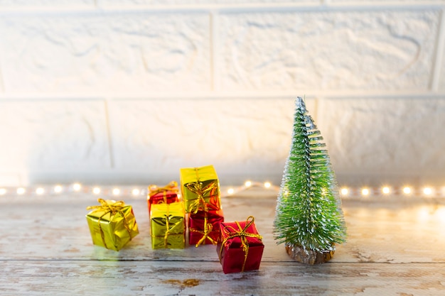 Cajas de regalo de adornos navideños y árbol de navidad Fondo de vacaciones de Navidad y año nuevo