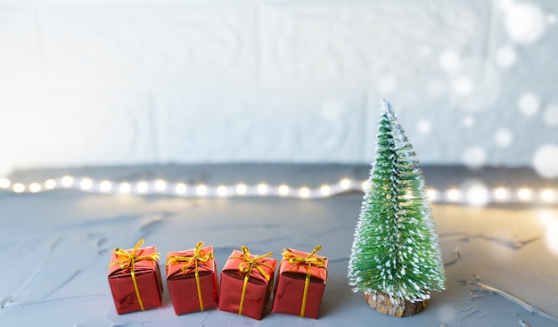 Cajas de regalo de adornos navideños y árbol de navidad Fondo de vacaciones de Navidad y año nuevo