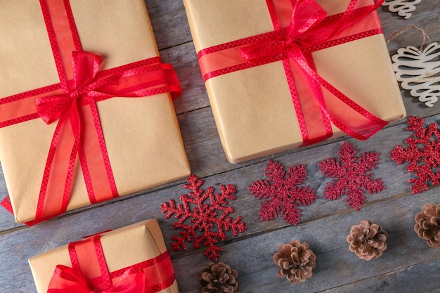 Cajas de regalo y adornos navideños en mesa de madera