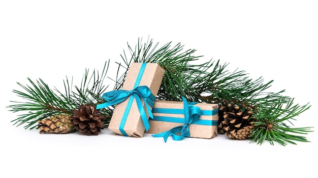 Cajas de regalo y agujas de pino con conos sobre un fondo blanco aislado. Decoraciones de navidad.