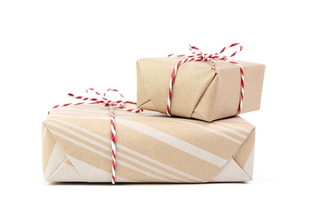 Cajas de regalo aisladas en blanco Cajas de regalo de Navidad o cumpleaños envueltas Regalos envueltos en papel artesanal a rayas