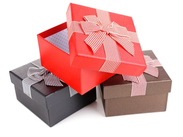 Cajas de regalo aisladas en blanco