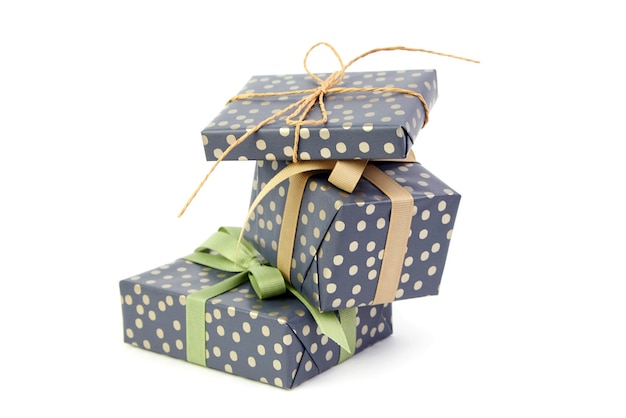 Cajas de regalo apiladas para regalo aisladas en blanco Cajas de regalo verdes amontonadas Grupo de cajas de regalo de Navidad o cumpleaños