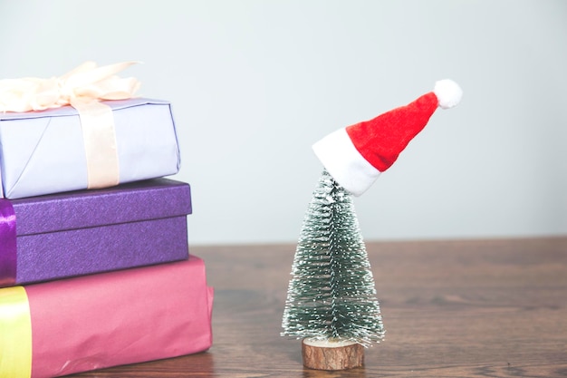 Cajas de regalo y árbol de navidad diferentes y coloridos
