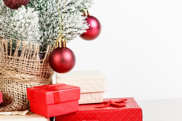 Cajas de regalo de árbol de Navidad con juguetes sobre un fondo blanco.