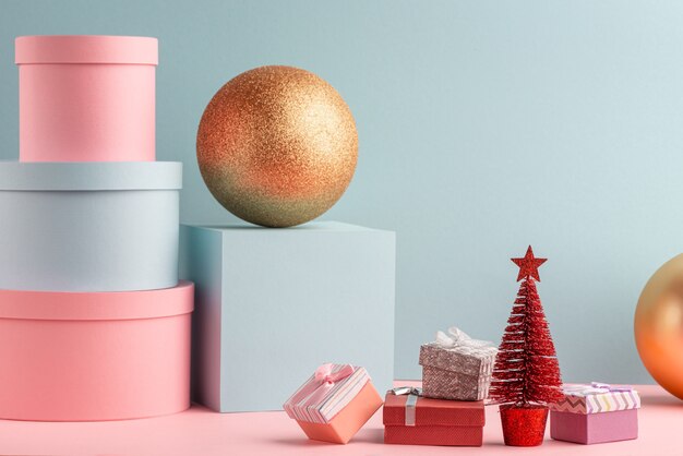 Cajas de regalo y árbol de Navidad rojo
