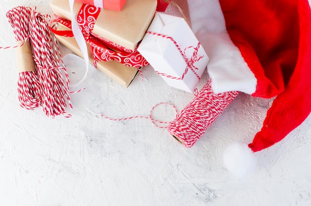 Cajas de regalo atadas con una cinta roja ramas de abeto