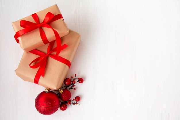 Cajas de regalo atadas con cintas rojas sobre un blanco