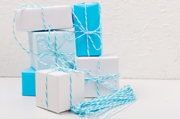 Cajas de regalo azules y blancas con cinta