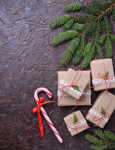 Cajas de regalo y bastón de caramelo.