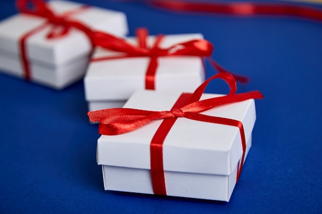Cajas de regalo blancas de lujo con lazos rojos