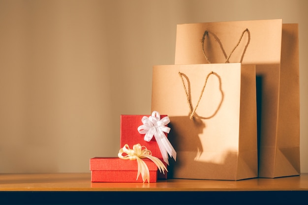 Cajas de regalo con bolsa de compras de papel.