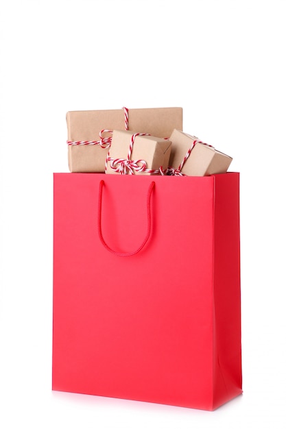 Cajas de regalo en bolsa de papel rojo aislado