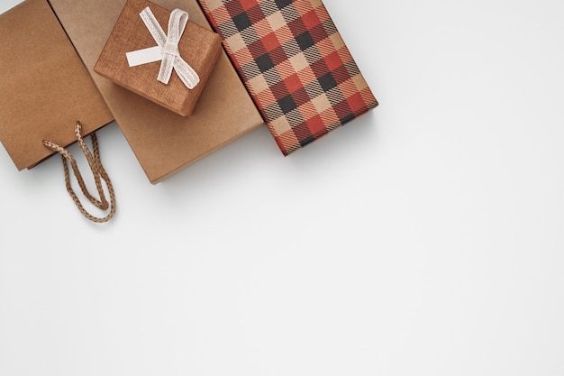 Foto cajas de regalo y bolsa de regalo sobre un fondo blanco.