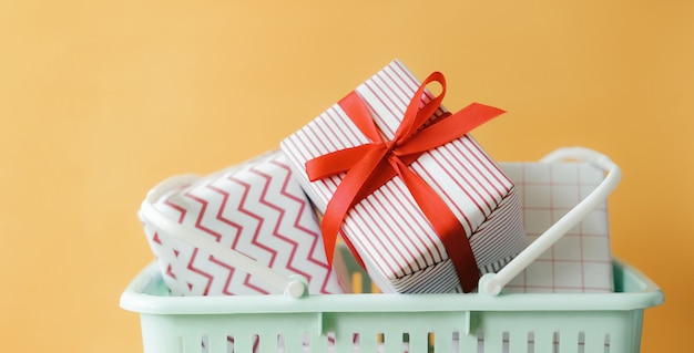 Foto las cajas de regalo en canasta en amarillo