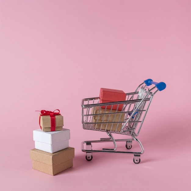 Cajas de regalo en carrito de compras