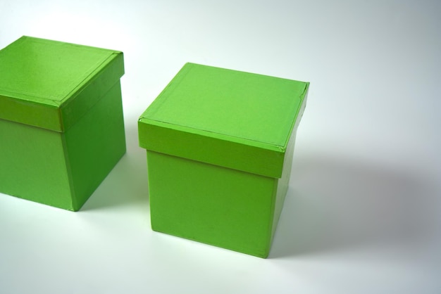 Cajas de regalo de cartón verde sobre un fondo blanco.