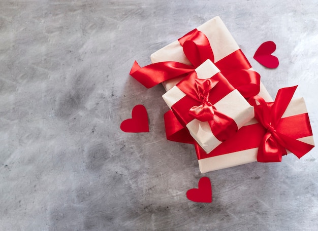 cajas de regalo con cinta roja y corazones