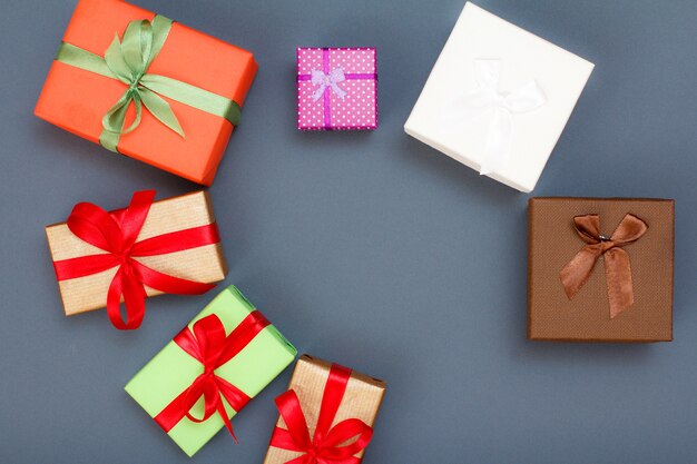 Cajas de regalo con cintas rojas y verdes sobre fondo gris. Concepto de día de celebración. Vista superior.