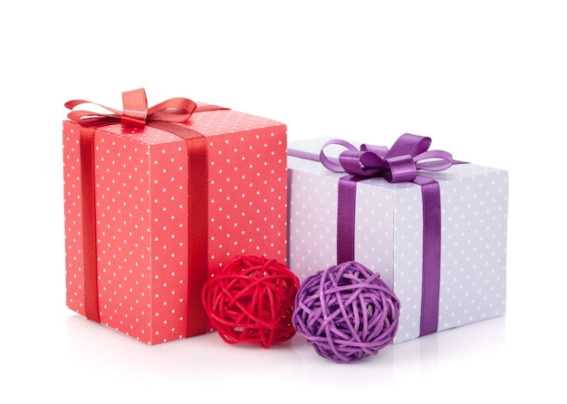 Cajas de regalo de colores con cinta y lazo y decoración navideña. Aislado sobre fondo blanco