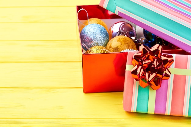 Cajas de regalo coloridas con adornos navideños.