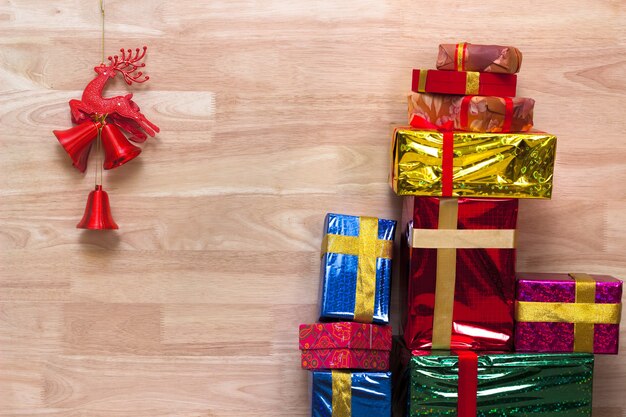 Foto cajas de regalo de composición navideña con una cinta roja con espacio de copia de abeto para tus felicitaciones